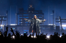 Στιγμιότυπο από συναυλία των Pet Shop Boys