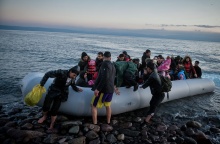 Πρόσφυγες φτάνουν με βάρκα σε παραλία της Λέσβου