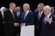 Ο Τούρκος Πρόεδρος, Ρετζέπ Ταγίπ Ερντογάν, δίνει χειραψία με τον πρόεδρο των ΗΠΑ, Τζο Μπάιντεν, δίπλα στον Γενικό Γραμματέα του ΝΑΤΟ, Γενς Στόλτενμπεργκ, και τον Βρετανό πρωθυπουργό, Μπόρις Τζόνσον, κατά τη διάρκεια της της Συνόδου Κορυφής του ΝΑΤΟ