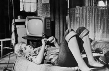 Η ηθοποιός Sue Lyon ξαπλωμένη σε κρεβάτι - Σκηνή από την ταινία Λολίτα του Στάνλεϊ Κιούμπρικ