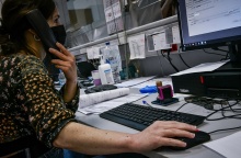 Φορολογικές δηλώσεις 2022: Γυναίκα μπροστά από υπολογιστή συντάσσει τη δήλωση