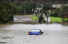Πλημμύρες στην Αυστραλία: Αυτοκίνητο σχεδόν καλυμμένο από το νερό σε δρόμο του Σίδνεϊ