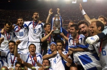 Οι παίκτες της Εθνικής Ελλάδος πανηγυρίζουν την κατάκτηση του Euro 2004 στην Πορτογαλία