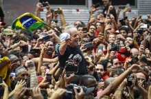 Ο Λουίς Ιγκνάσιο Λούλα ντα Σίλβ,  ηγέτης της Αριστεράς στη Βραζιλία, στους ώμους οπαδών του