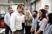 O Κυριάκος Μητσοτάκης σε σούπερ μάρκετ στο κέντρο της Αθήνας