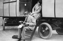 Ο συγγραφέας Lewis Sinclair δακτυλογραφεί σε γραφομηχανή υπό το βλέμμα της δημοσιογράφου και σύζυγού του, Dorothee Thompson