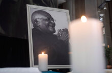 Ασπρόμαυρη φωτογραφία του αρχιεπισκόπου Desmond Tutu στη Νότια Αφρική με ένα αναμμένο κερί