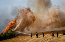 Πυροσβέστες και εθελοντές μάχονται φωτιά στην Αττική - Στο πειθαρχικό η δικηγόρος που έκανε την ανάρτηση για Εκάλη και Καστρί