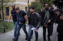 Ο δολοφόνος του επιχειρηματία, Γιάννη Μακρή, κατά την προσαγωγή του στον ανακριτή