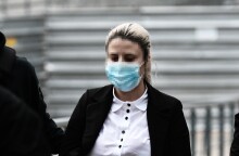 Η Έφη Κακαράντζουλα την ώρα που φτάνει στο Δικαστήριο για την απολογία της