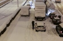 Κακοκαιρία «Ελπίδα»: Εγκλωβισμένοι οδηγοί στα αυτοκίνητά τους