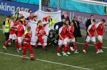 Ο Κρίστιαν Έρικσεν απομακρύνεται με φορείο στο παιχνίδι Δανία - Φινλανδία μετά την κατάρρευσή του στον αγωνιστικό χώρο - Το ιατρικό τιμ έχει απλώσει σεντόνια κατά τη μεταφορά του ποδοσφαιριστή