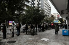 Ουρές σχηματίστηκαν στην Ερμού για τα δωρεάν rapid tests του ΕΟΔΥ