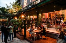 Στιγμιότυπο από το άνοιγμα της εστίασης το βράδυ της Δευτέρας του Πάσχα