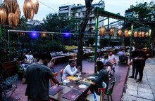 Στιγμιότυπο από το άνοιγμα της εστίασης το βράδυ της Δευτέρας του Πάσχα