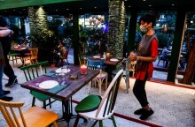 Στιγμιότυπο από το άνοιγμα της εστίασης το βράδυ της Δευτέρας του Πάσχα