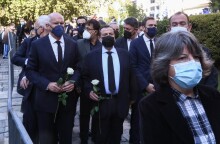 Πλήθος κόσμου στο λαϊκό προσκύνημα της σορού της Φώφης Γεννηματά