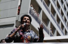 Η ΑΛΚΗΣΤΙΣ ΠΡΩΤΟΨΑΛΤΗ ΤΡΑΓΟΥΔΑΕΙ ΣΤΟΥΣ ΔΡΟΜΟΥΣ ΚΑΙ ΕΞΩ ΑΠΟ ΝΟΣΟΚΟΜΕΙΑ ΤΗΣ ΑΘΗΝΑΣ