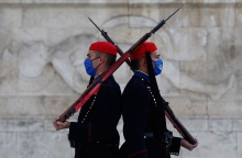 Μνημείο του Αγνώστου Στρατιώτη: Άνδρες της Προεδρικής Φρουράς με μάσκα για τον κορωνοϊό (16 Νοεμβρίου 2020)