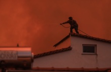 Πολίτης συνδράμει στη κατάσβεση της πυρκαγιάς στο χωριό Πευκί. 