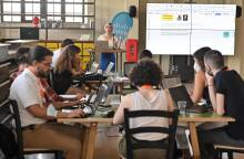 Η καθηγήτρια Μπέττυ Τσακαρέστου μιλάει σε φοιτητές