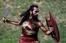 Άνδρας που κρατά ξίφος και ασπίδα