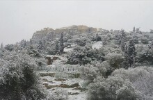 Λευκό τοπίο στο κέντρο της Αθήνας με φόντο τη χιονισμένη Ακρόπολη.