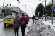 Στιγμιότυπο που δείχνει δύο γυναίκες να περπατούν στη Λεωφόρο Αλεξάνδρας.