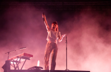 Στιγμιότυπο από τη συναυλία των London Grammar στο φεστιβάλ Release Athens 2022