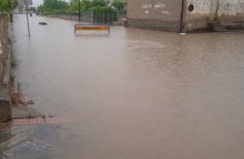 Kακοκαιρία Genesis: Πλημμυρισμένος δρόμος στη Λάρισα