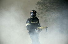 Πυροσβέστης επιχειρεί σε φωτιά στον Κάλαμο