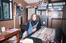 O Ken Hensley κατά τη διάρκεια συνέντευξης στο home studio του, Βρετανία, 1977