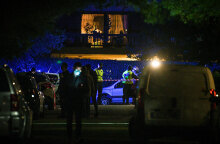 Κωνσταντίνος Μπογδάνος - Εμπρηστική επίθεση: Αστυνομικοί έχουν αποκλείσει το σημείο όπου σημειώθηκε η έκρηξη στο σπίτι του βουλευτή της ΝΔ