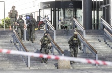 Πολίτες τρέχουν από το εμπορικό κέντρο στην Κοπεγχάγη μετά τους πυροβολισμούς 