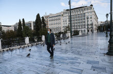 Lockdown: Πολίτης με μάσκα περπατά στην πλατεία Συντάγματος