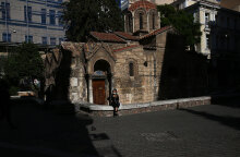 Σκληρό lockdown στην Αττική για τον κορωνοϊό έως τις 28 Φεβρουαρίου 2021 - Κοπέλα με μάσκα κάθεται στο πεζούλι μπροστά από την Καπνικαρέα, την ιστορική εκκλησία στην Ερμού