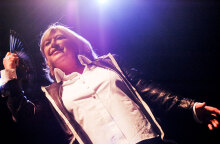 Στιγμιότυπο από τη συναυλία της Marianne Faithfull στο Θέατρο Βράχων τον Ιούλιο του 2005