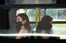 Γυναίκες με μάσκα σε λεωφορείο