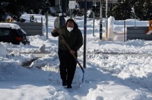 Κακοκαιρία «Ελπίδα»: Πολίτης με φτυάρι στη Μεσογείων
