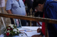 Μίκης Θεοδωράκης: Στιγμιότυπο από το λαϊκό προσκύνημα στη Μητρόπολη Χανίων 