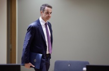 Ο πρωθυπουργός, Κυριάκος Μητσοτάκης, εισέρχεται στην αίθουσα της Συνόδου Κορυφής του ΝΑΤΟ και της Ε.Ε. κρατώντας τον φάκελό του