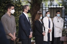 Κυριάκος Μητσοτάκης: Στο παρεκκλήσιο του Ιπποκράτειου Νοσοκομείου για την ακολουθία του Επιταφίου