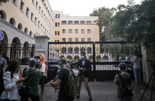 ΕΠΙΘΕΣΗ ΙΕΡΕΑ ΜΕ ΒΙΤΡΙΟΛΙ ΣΕ ΕΠΤΑ ΜΗΤΡΟΠΟΛΙΤΕΣ ΣΤΗΝ ΜΟΝΗ ΠΕΤΡΑΚΗ 