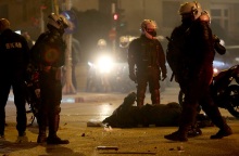 Επεισόδια στη Νέα Σμύρνη: Πεσμένος στο οδόστρωμα ο τραυματισμένος αστυνομικός