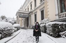 H Πρόεδρος της Δημοκρατίας, Κατερίνα Σακελλαροπούλου στο χιονισμένο Προεδρικό Μέγαρο 