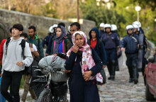ΣΥΓΚΕΝΤΡΩΜΕΝΟΙ ΠΡΟΣΦΥΓΕΣ ΚΑΙ ΜΕΤΑΝΑΣΤΕΣ ΣΤΟ ΛΙΜΑΝΙ ΤΗΣ ΜΥΤΙΛΗΝΗΣ- ΠΡΟΚΕΙΤΑΙ ΝΑ ΜΕΤΑΦΕΡΘΟΥΝ ΜΕ ΟΧΗΜΑΤΑΓΩΓΟ ΣΕ ΚΛΕΙΣΤΕΣ ΔΟΜΕΣ ΤΗΣ ΕΝΔΟΧΩΡΑΣ