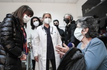 Η ΠτΔ, Κατερίνα Σακελλαροπούλου σε εμβολιαστικό κέντρο