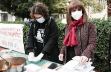 Η Κατερίνα Σακελλαροπούλου μοίρασε φαγητό μαζί με την κοινωνική κουζίνα «Ο Άλλος Άνθρωπος»	