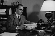 Ο Κωνσταντίνος Καραμανλής την ημέρα ίδρυσης της ΕΡΕ, 7 Ιανουαρίου 1956