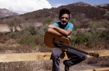 O J.J. Cale κοντά στο σπίτι του στο Σαν Ντιέγκο, Καλιφόρνια, 1989 